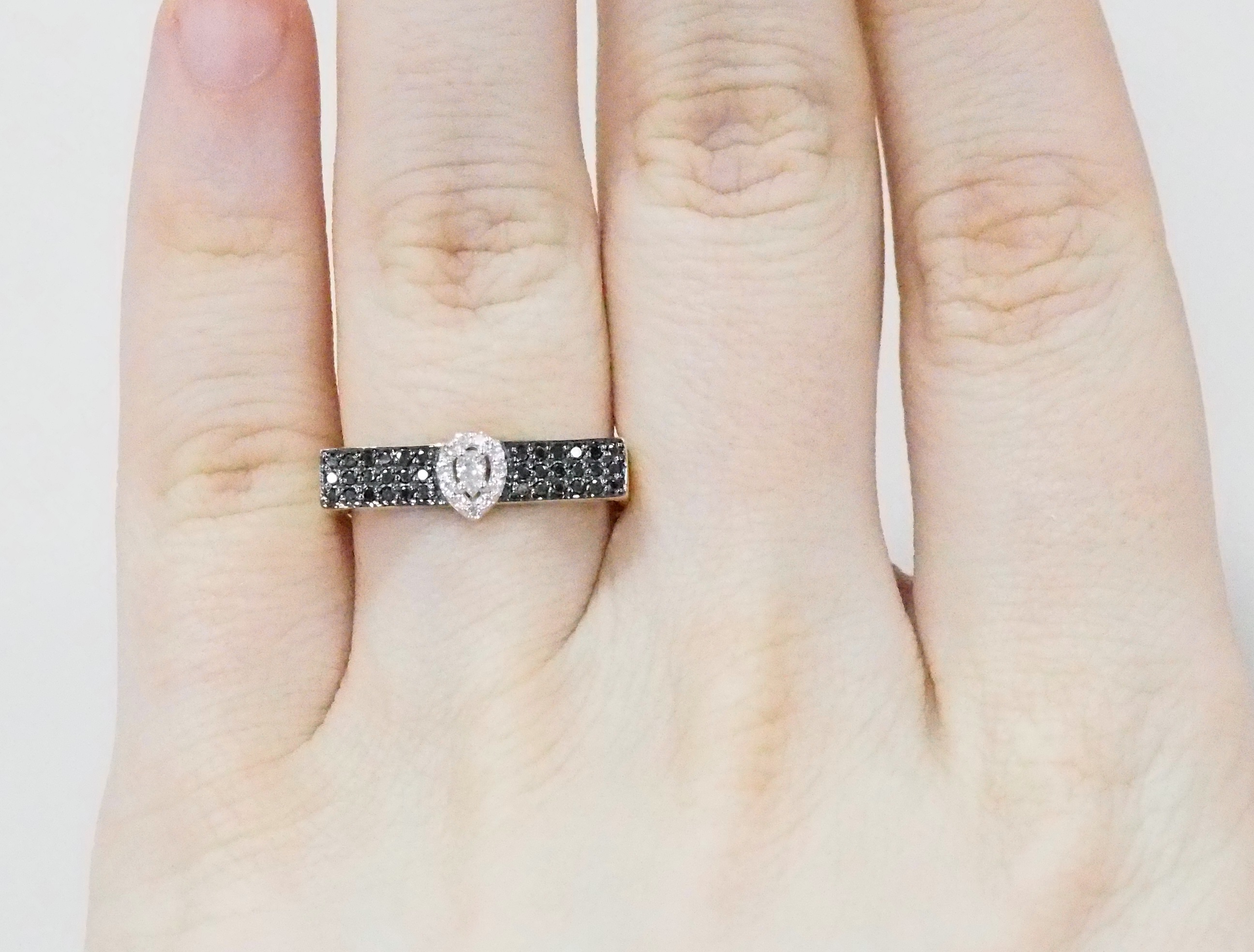 Кольцо из желтого золота с черными бриллиантами